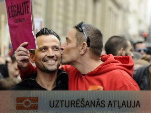 ВНЖ в Латвии для геев - однополый брак